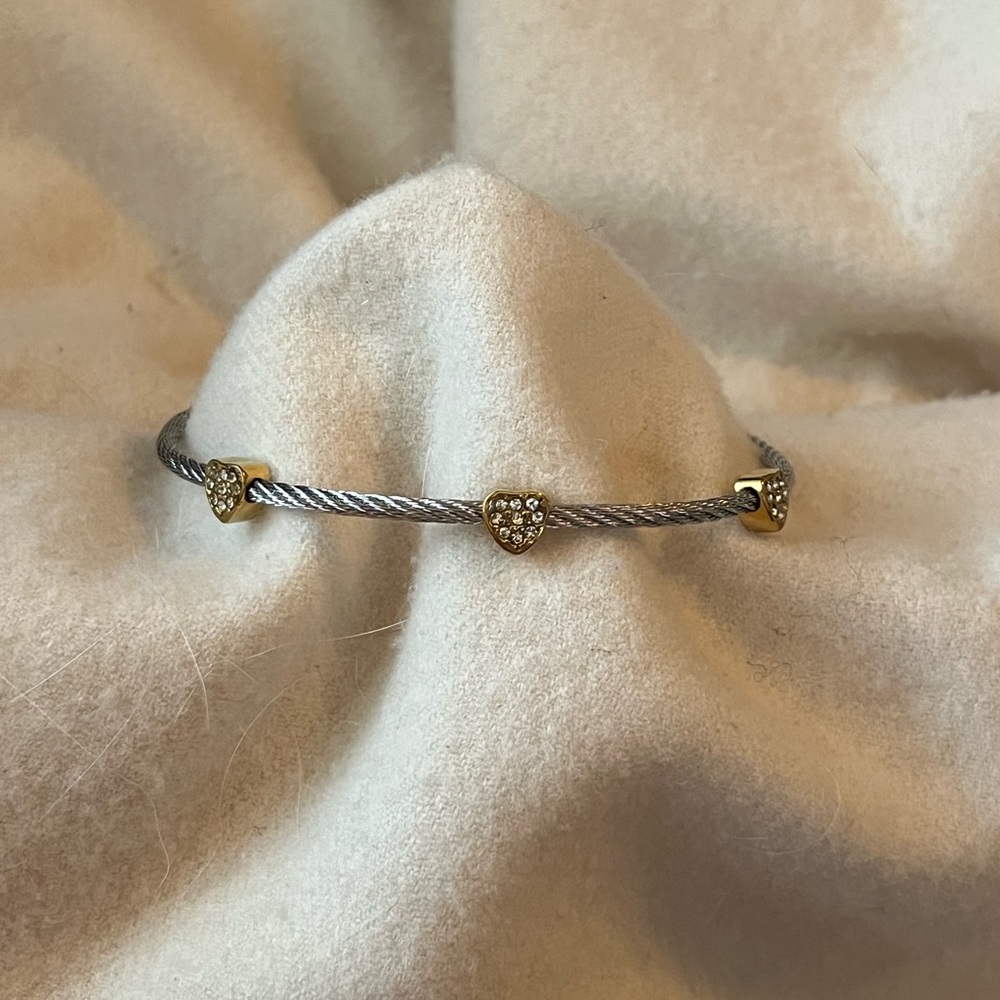 Twisted wire and heart bracelet